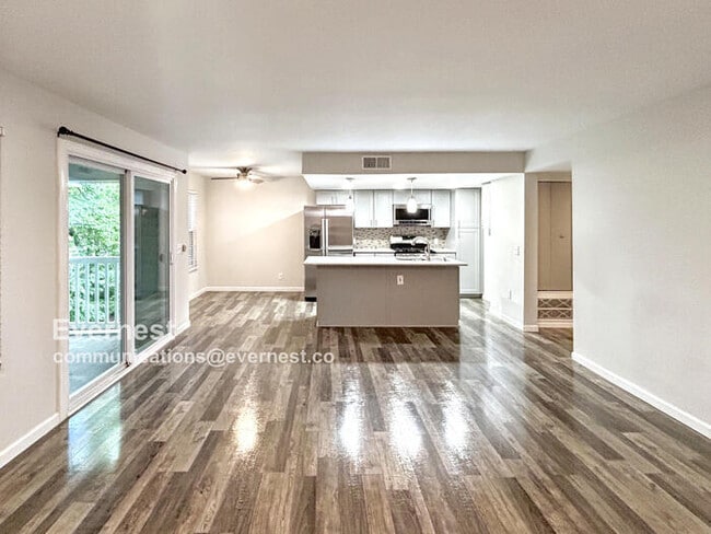 Building Photo - 2016 Henderson Cir