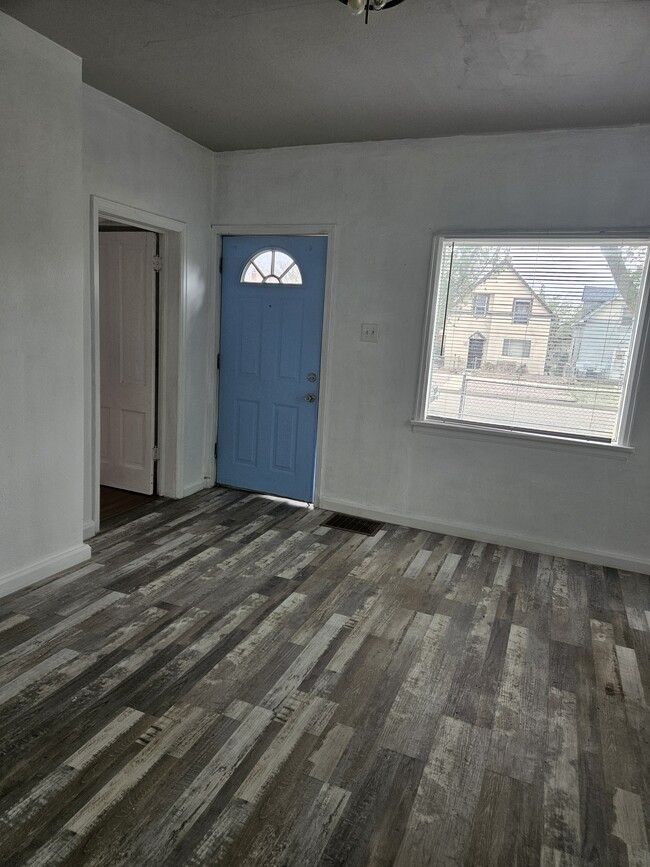 Building Photo - 805 E 7th St