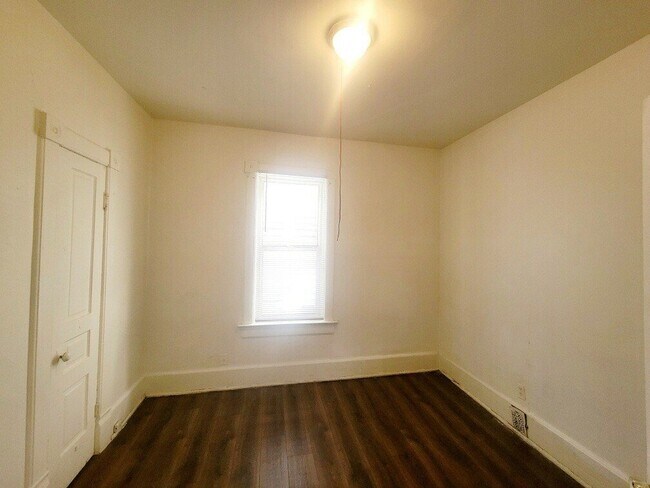 Primary Photo - 1-Bedroom 1 Bath – 1710-1712 West Mineral ...