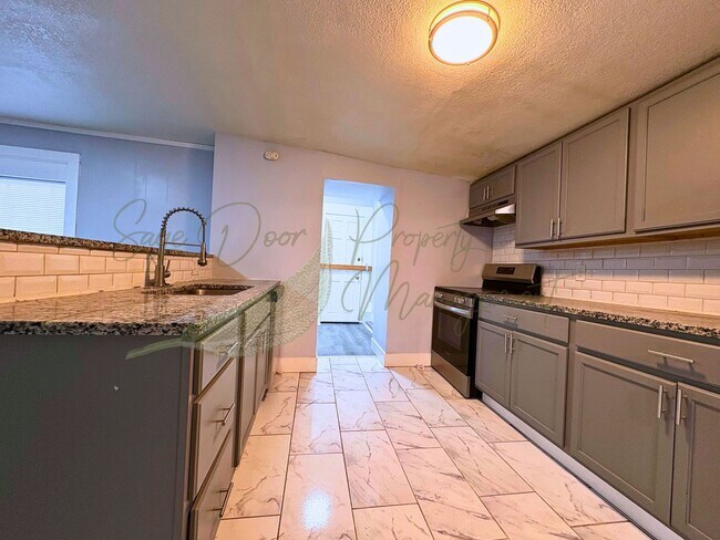 Building Photo - HUGE MASTER BEDROOM