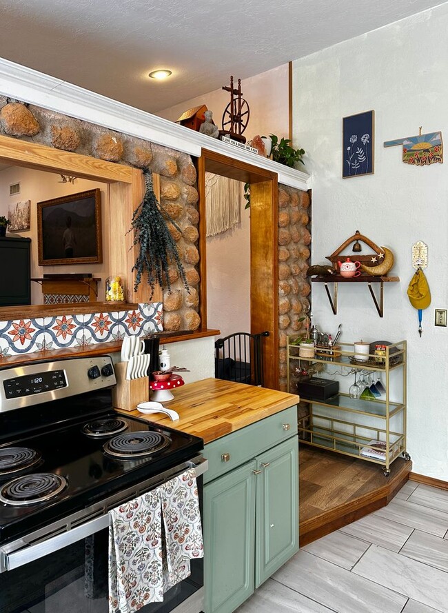 Building Photo - Rustic Charm