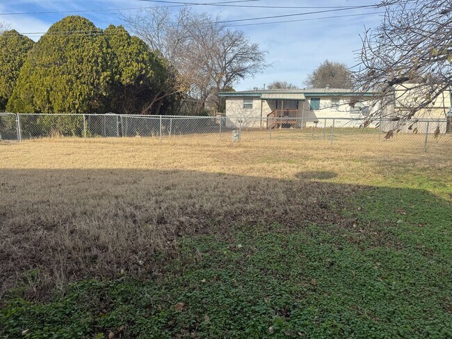 Building Photo - 3907 NW Denver- AVAILABLE NOW!!