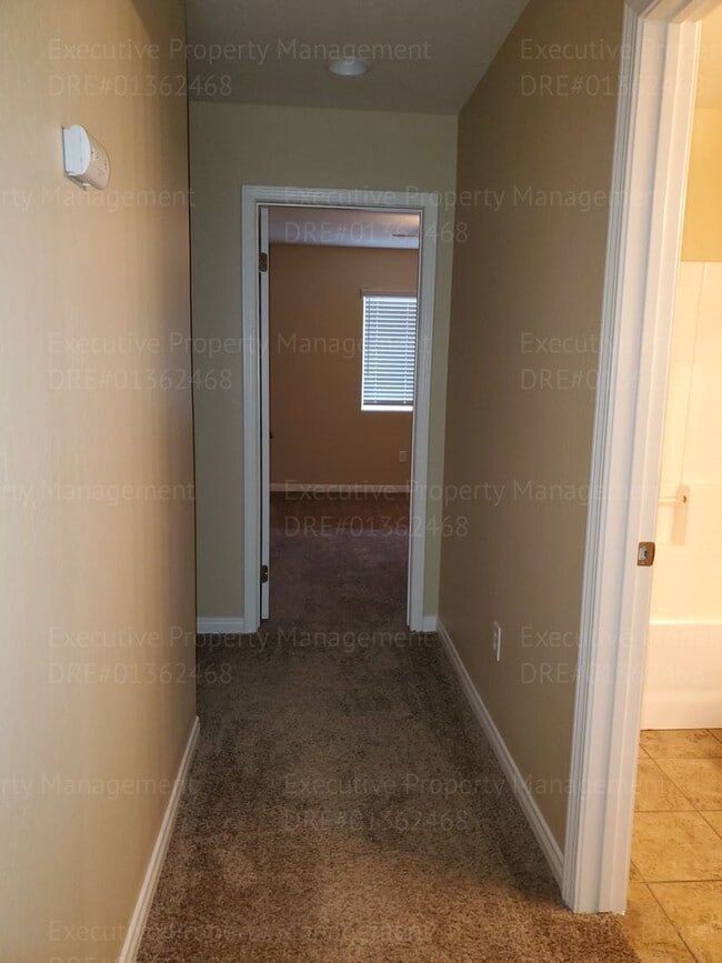 Building Photo - Spacious 4 bedroom 2 bathroom home