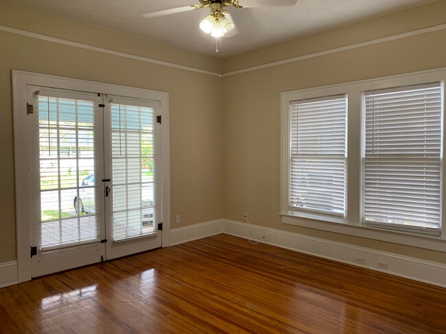 Building Photo - Lake Morton Bungalow- 3 Bedrooms 1.5 Bathr...