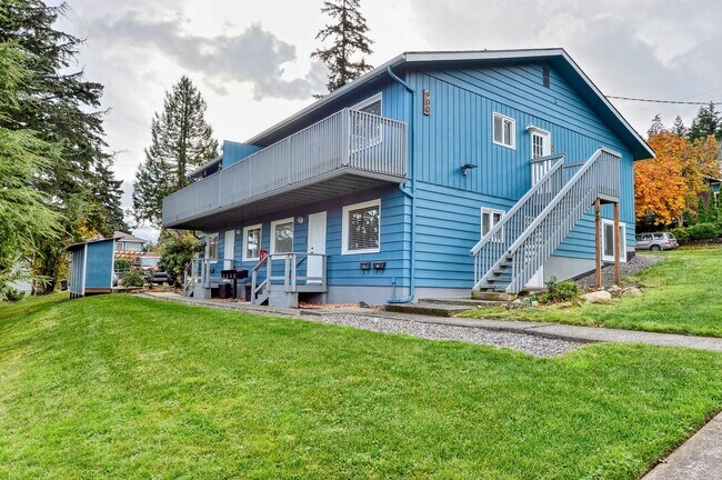 Building Photo - Lovely 2-Bedroom Apartment