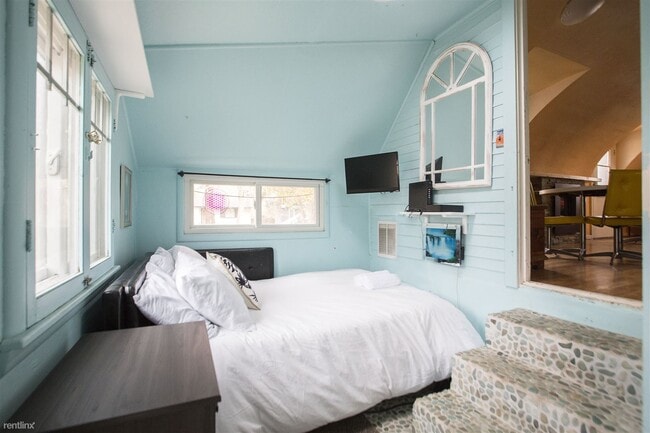 Building Photo - 1 br, 1 bath Duplex - 219 North Shields St...