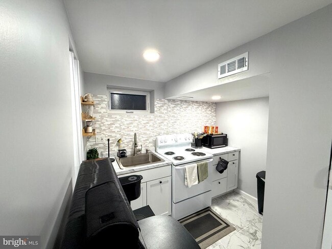 Building Photo - 6525 Kenova St