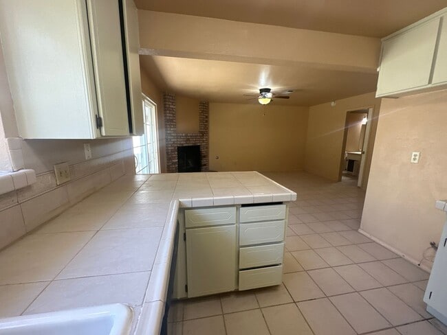 Building Photo - 560 Clover Dr
