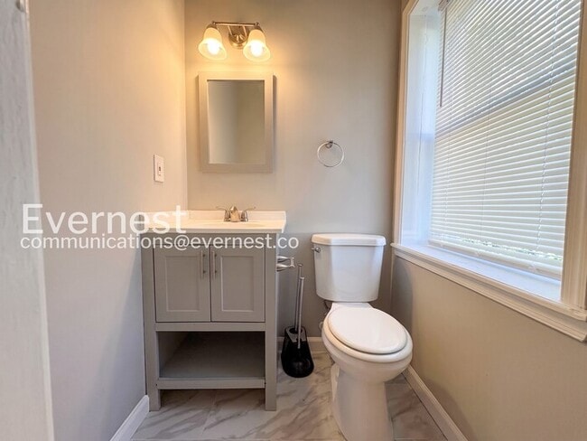 Building Photo - 3 Bed/1.5 Bath Townhome with fenced yard and deck/ Available Now!