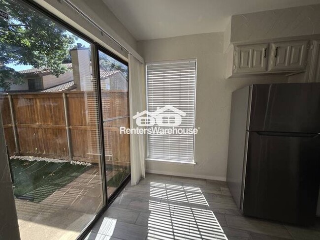 Building Photo - FOR RENT - MOVE IN READY - 2  BEDS 1.5 BAT...
