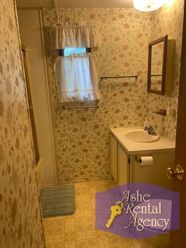 Building Photo - 2 BR/1 BA; Located in Lansing