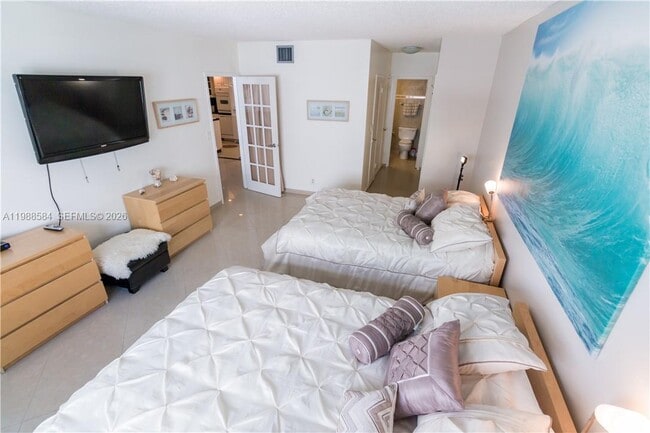 Building Photo - 3725 S Ocean Dr