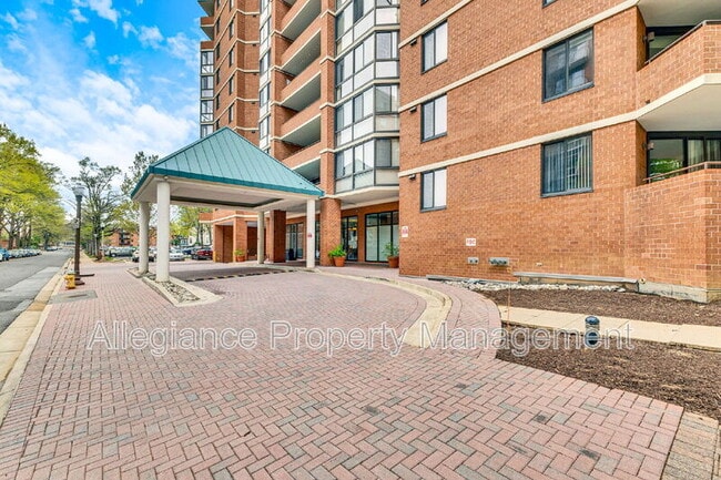 Building Photo - 1001 N Randolph St