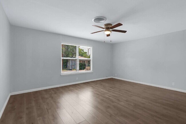 Building Photo - Charming and Spacious 4 Bedroom Home with ...