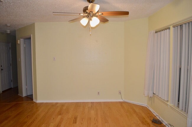 Building Photo - Beautiful and spacious 3 bed 2 bath.