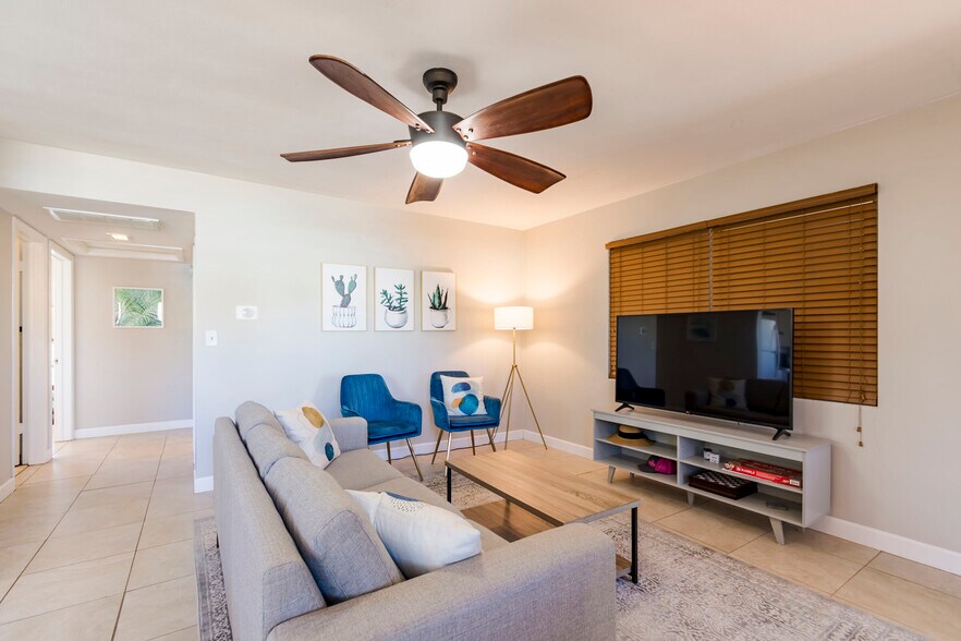 Family Room - 539 Bay St
