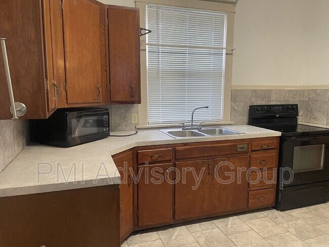 Building Photo - 1000 SW College Ave