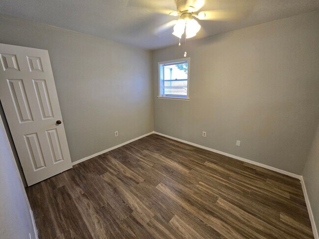 Building Photo - 1309 Airline Dr