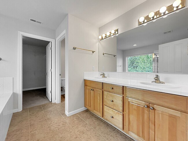 Building Photo - Charming Bothell 4BR Home w/ Bonus, Porch Swing & Private Backyard Awning