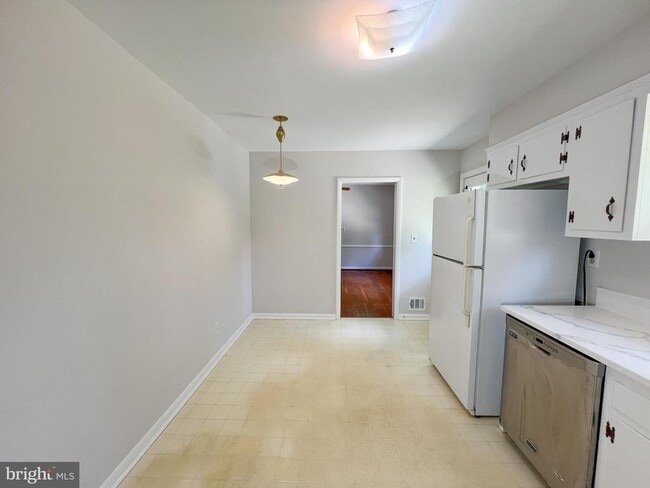 Building Photo - 10001 Woodhill Rd