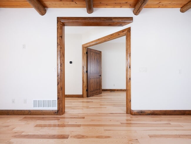 Building Photo - Spacious & Elegant 3-Bedroom Home – Flexib...