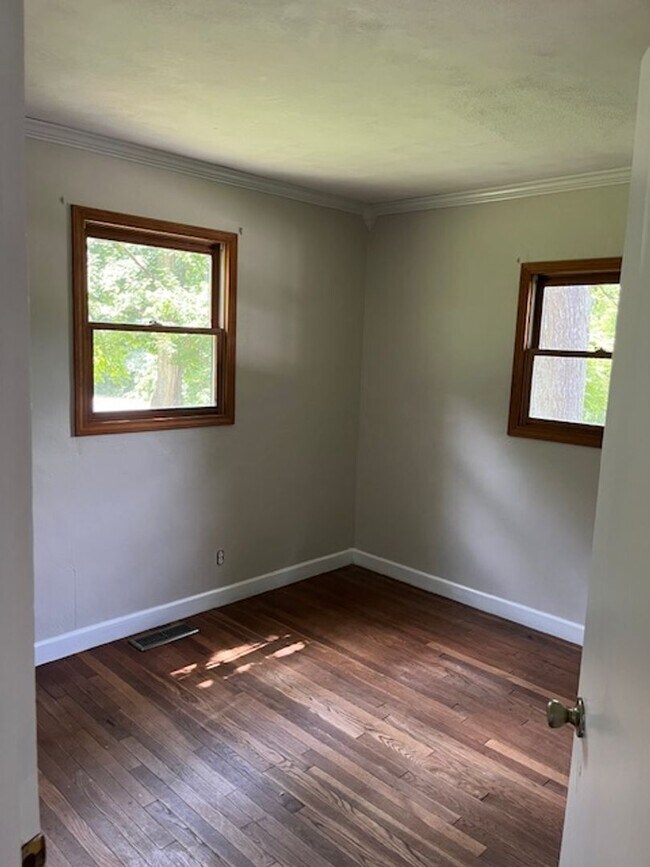 Building Photo - 3 bedroom, 1 bath Home: Located in Ellettsville! REDUCED PRICE!