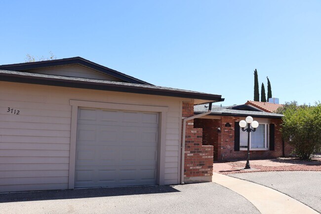 Building Photo - Large Home
