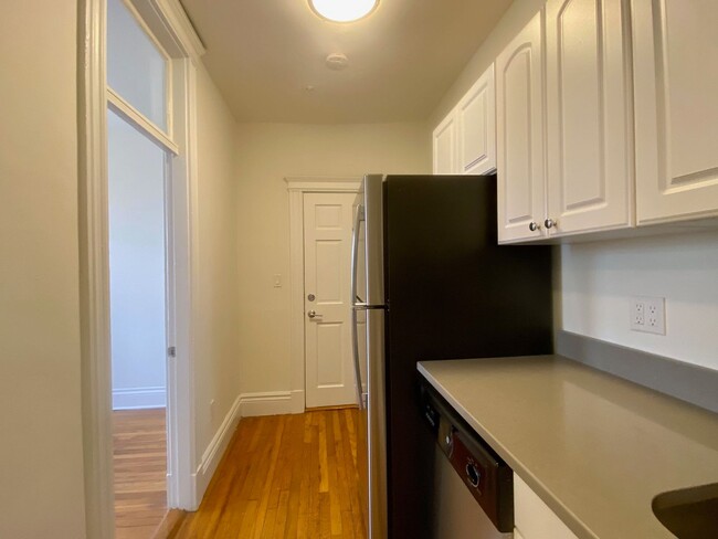 Building Photo - Nicely renovated 2 bed unit with utilities...