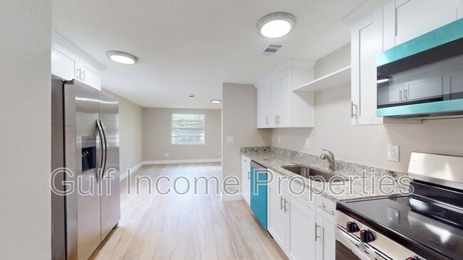 Building Photo - 2515 30th Ave Dr E