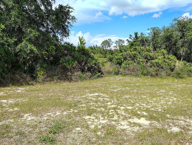 Building Photo - "Resort-Style Living in Davenport: Spacious 4-Bedroom Home with Solar Panels, Internet Included &...
