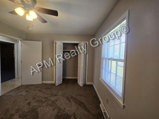 Building Photo - Spacious three bedroom West Columbia home