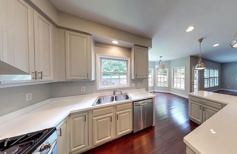 Building Photo - Room in House on New Parkside Dr