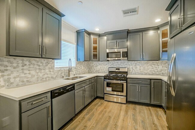 Building Photo - 1118-1118 1/2 W 39th Pl