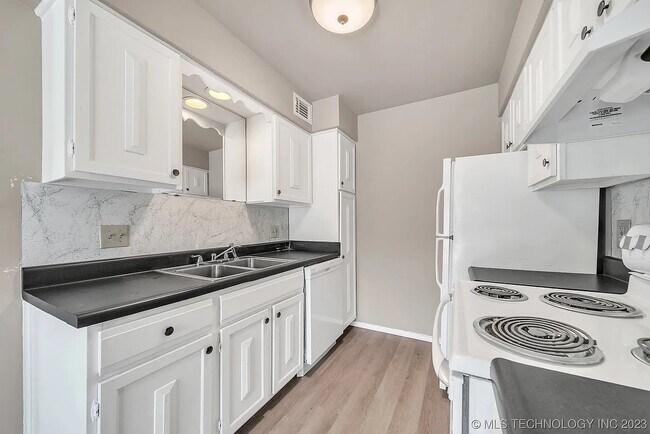 Building Photo - 6806 S Toledo Ave