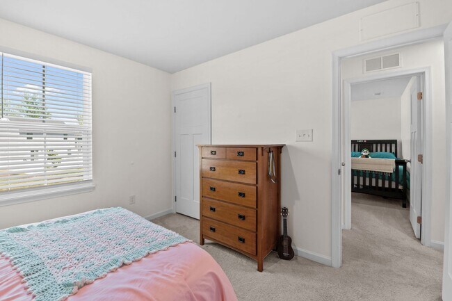 Building Photo - Beautiful 4-Bedroom Home with Fenced Backyard & Open Floor Plan!