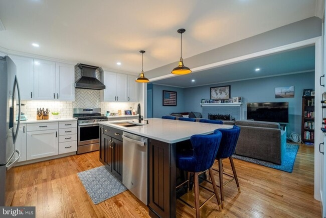 Building Photo - 2235 Abbotsford Dr