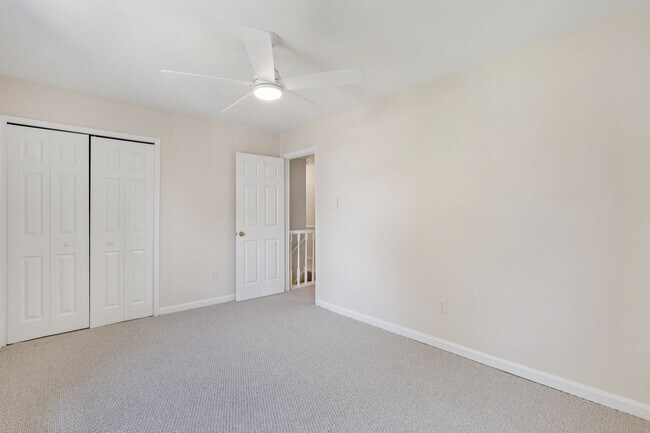 Building Photo - Spacious, Renovated Townhome Near Vienna M...