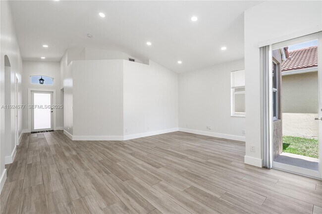 Building Photo - 15130 SW 49th Ct