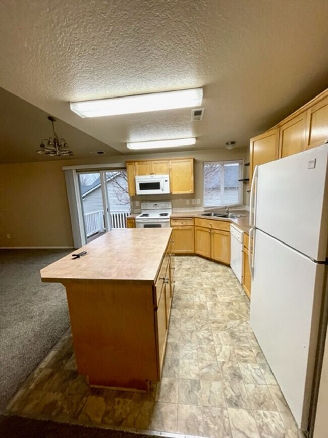 Building Photo - Single level home in Foxborough! Fenced yard!  A/C and a gas fireplace!