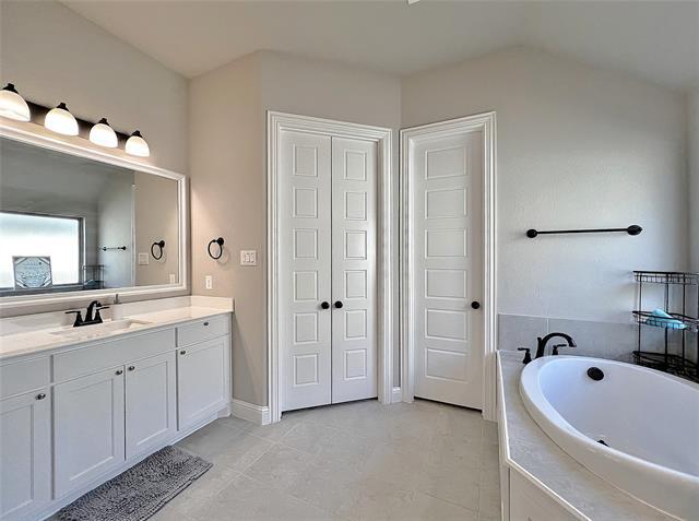 Building Photo - 1904 Shaila Dr