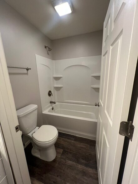 2nd Bathroom - 642 Dundee Ln