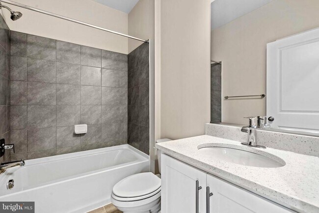 Building Photo - 856 Amity St