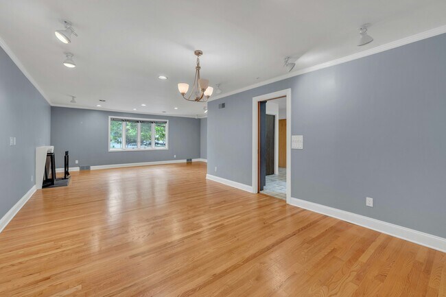 Building Photo - 370 Holland Ln