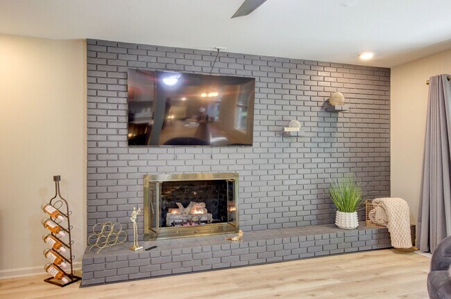 Building Photo - 2144 Pace Dr