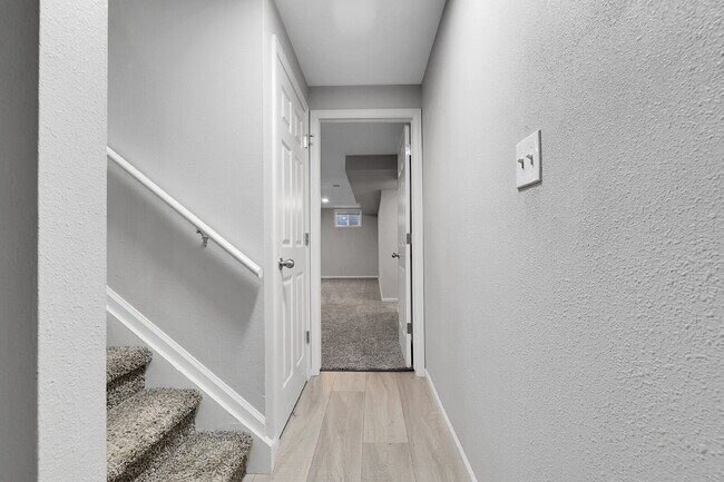 Building Photo - $2,400 - 3 Bed, 2.5 Bath Townhome with Fin...