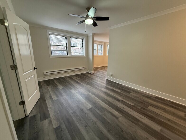 Building Photo - 3838 N Greenview Ave