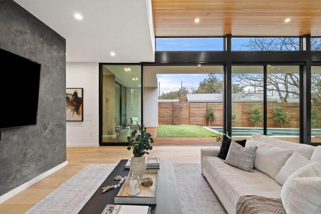 Building Photo - 910 W Johanna St