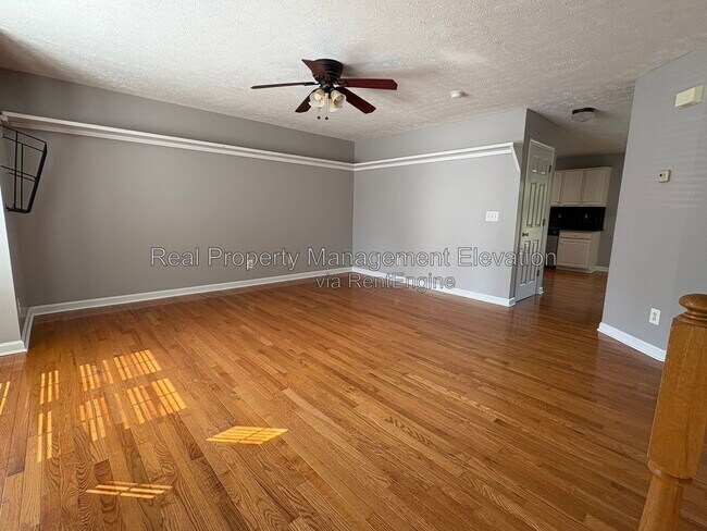 Building Photo - 2027 Harvest Dr
