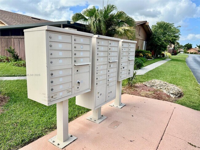 Building Photo - 6300 Royal Woods Dr