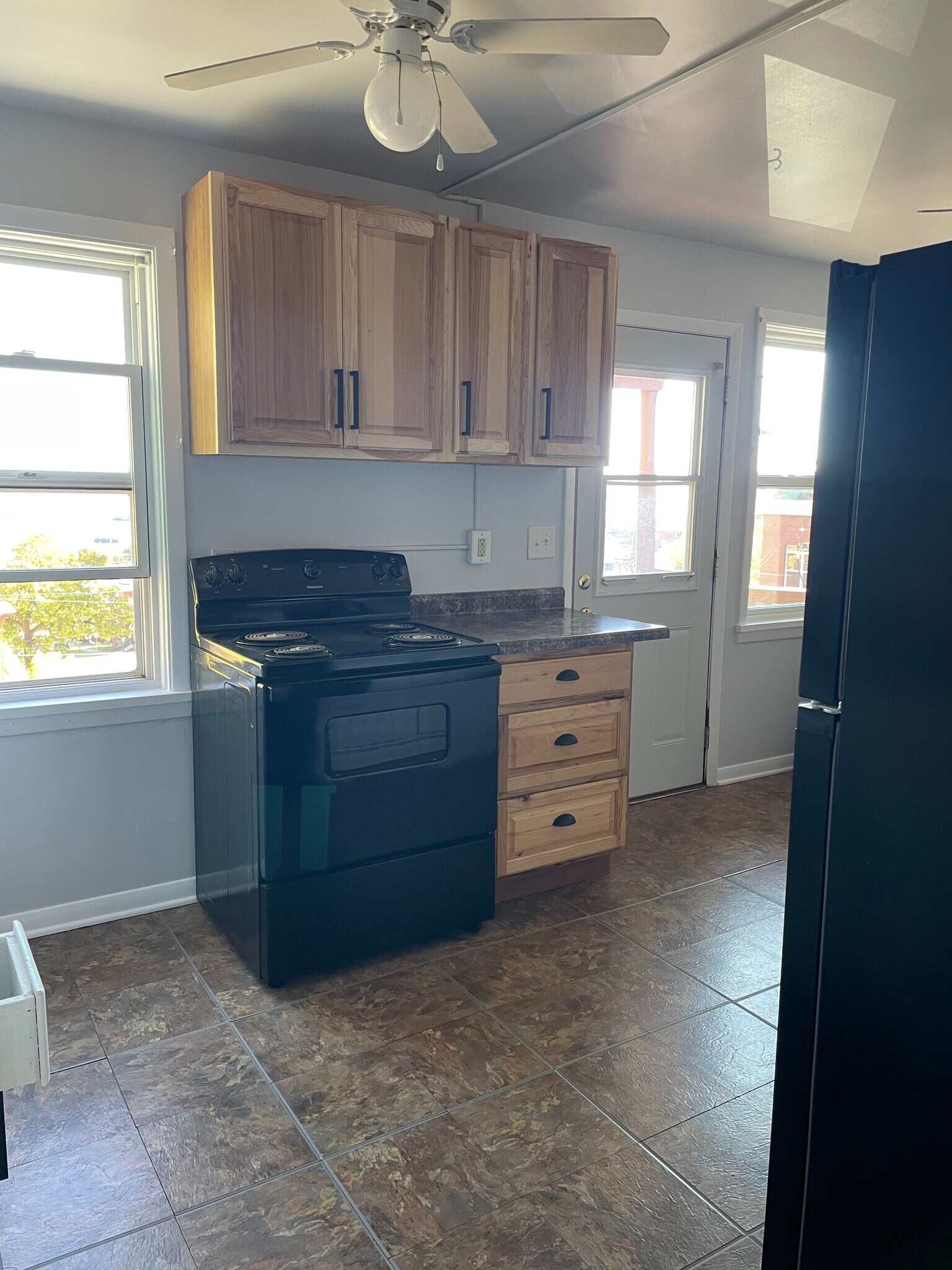 Electric range - 204 E 4th St